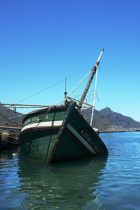 沉没的拖网渔船