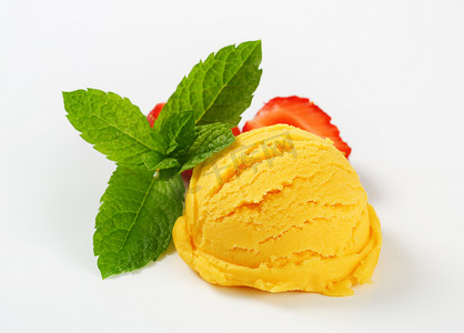 球冰淇淋摄影照片_一勺黄色冰糕