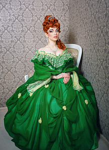 华丽的绿色礼服的公主