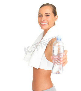 产品培训摄影照片_健身女人在工作室里给水瓶，以获得健康、保健和培训动机或提议。