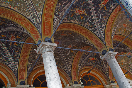 布达佩斯的柱子和彩绘天花板