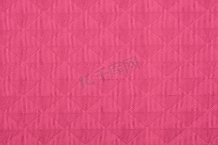 粉色圆点摄影照片_具有几何图案的粉色织物，背景