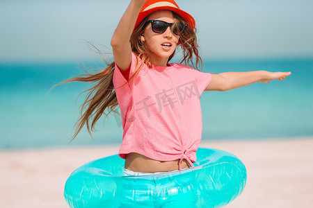 可爱的小女孩在度假期间在热带海滩玩得开心