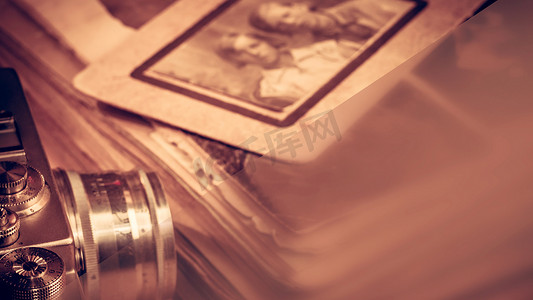 相册背景摄影照片_旧相册和复古相机躺在桌子上。