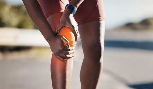 公路跑步摄影照片_在德国，膝盖受伤、跑步疼痛和街头健身训练、紧急情况和身体事故的妇女。