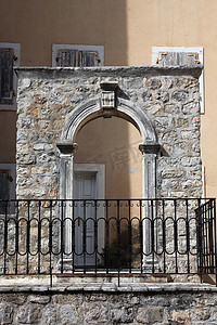 黑山布德瓦的老房子、带百叶窗的窗户和石弧