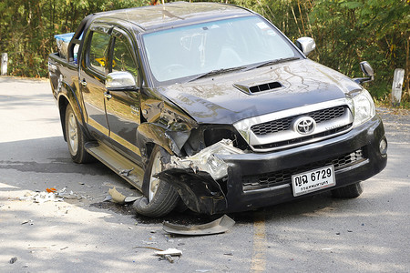 道路上的皮卡事故，泰国国家公园的车祸