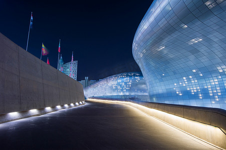东大门设计广场是由扎哈·哈迪德设计的首尔现代建筑。