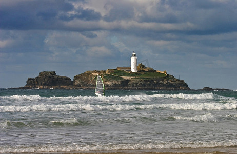 风帆冲浪者驶过 Godrevy 灯塔 West Cornwall