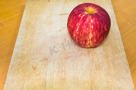 碎块摄影照片_厨房砧板上的一个苹果