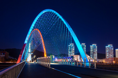 晚上在韩国大田的 Expro 桥。