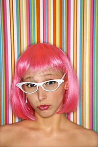 假发摄影照片_粉红色假发的女人。