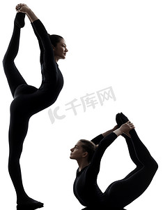 女性剪影摄影照片_两位女性柔术演员练习体操瑜伽剪影
