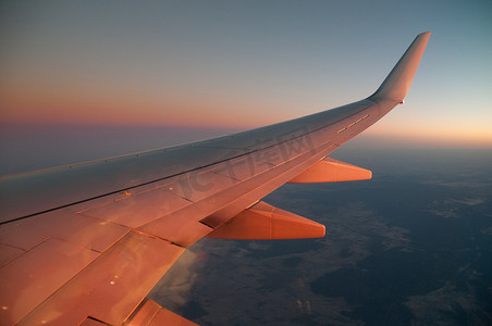 飞机窗外的夕阳红天景