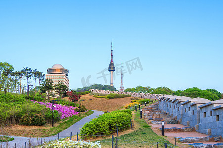 N 首尔塔位于韩国首尔市中心的南山。