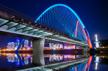 大田摄影照片_晚上在韩国大田的 Expro 桥。