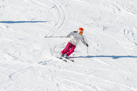 滑雪者冬季在韩国德裕山滑雪胜地滑雪。
