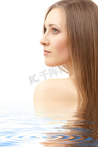 洗澡女人摄影照片_美丽的长头发的女人在水中