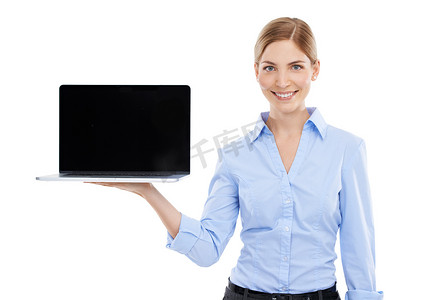 肖像、笔记本电脑和样机与工作室中的一位女商人在白色背景下为网站做广告。
