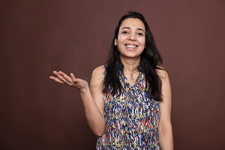 印度女人微笑着举起手臂展示产品