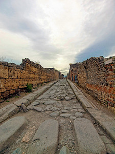 庞贝古城的街道，有一条供行人使用的石头走道