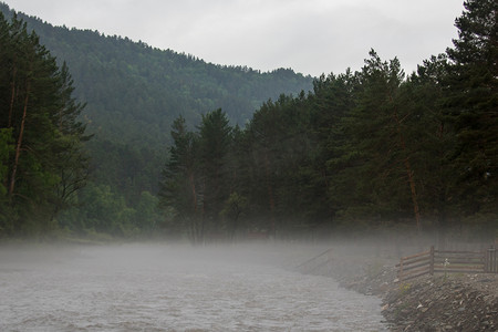 清晨，雾沿着河流蔓延开来。