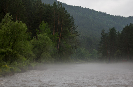 清晨，雾沿着河流蔓延开来。