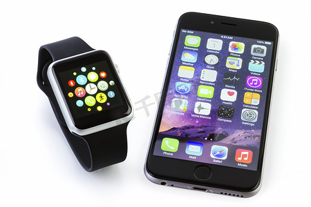 Apple Watch Sport 搭配白色 iPhone 6s