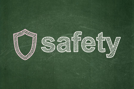 安全概念：黑板背景上的轮廓盾牌和安全