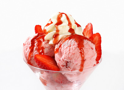 草莓冰淇淋圣代