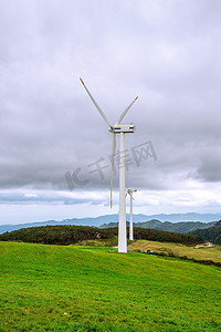 风力涡轮机发电。韩国生态绿色校园。 
