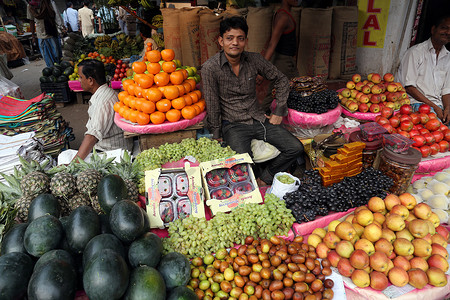 街头小贩在加尔各答户外卖水果