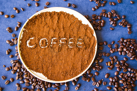海报文字摄影照片_咖啡字母和咖啡粉上的文字