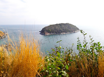 一个小岛位于泰国普吉岛海岸外。