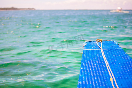 步骤导航步骤摄影照片_小蓝船在荒岛上的公海