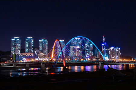 大田摄影照片_晚上在韩国大田的 Expro 桥。