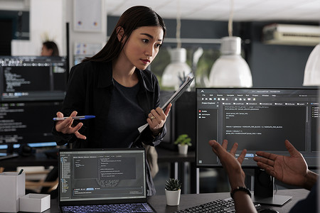 应用程序开发人员的多元化团队使用计算机编写 html 代码和开发算法程序