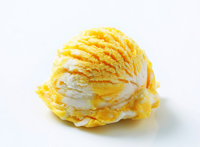 黄色和白色冰淇淋