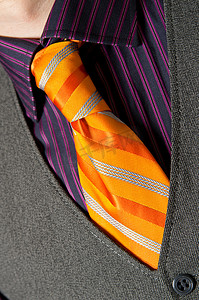 戴橙色领带的男人