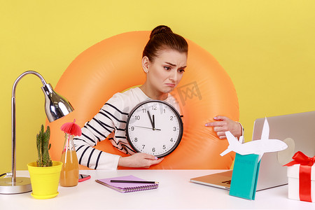 戴着橡胶圈的女人在笔记本电脑屏幕上显示挂钟，有视频通话，没有时间去度假。