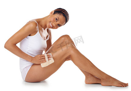 女人，肖像和去角质的腿有白色背景，美丽和审美健康。