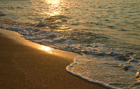 海上金色的夕阳