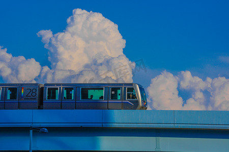 credit摄影照片_Yurikamome Tokyo Rinkai 高速铁路和 Credit Cloud