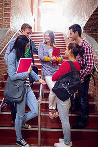 大学生在大学楼梯上交谈