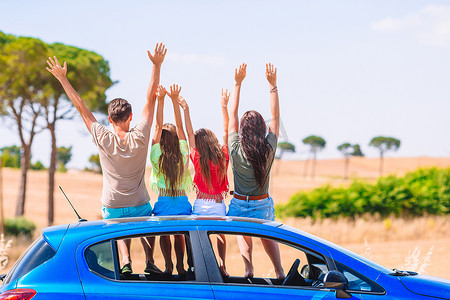 夏季汽车旅行和年轻家庭度假