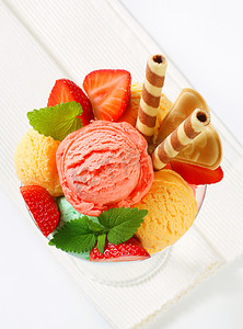 草莓圣代摄影照片_圣代冰淇淋