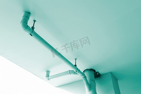 天花板下的下水道或排水管系统
