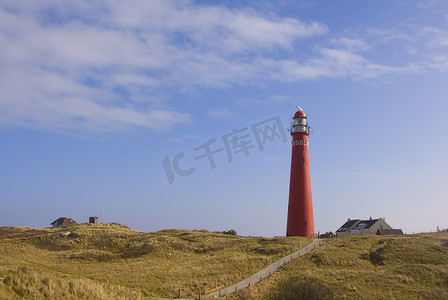 Schiermonnikoog 沙丘上的红色灯塔