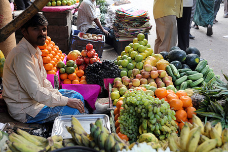 买水果摄影照片_街头小贩在加尔各答户外卖水果