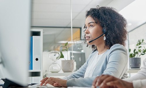 Crm，联系我们或呼叫中心的黑人妇女在通信或电话营销机构的客户服务处。